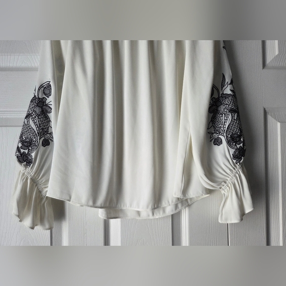 White House Black Market Off-Shoulder Top With Floral Embroidered Sleeves Size M - Picture 10 of 12